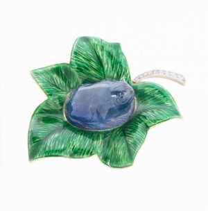 VINTAGE BOUCHERON SAPPHIRE FROG ON ENAMELED LEAF 1930'S