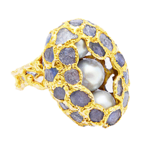 Ring with sapphires and pearls in gold.