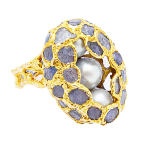 Ring with sapphires and pearls in gold.