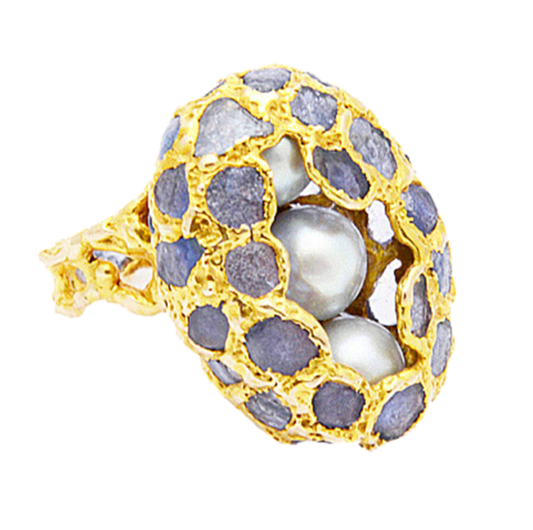 Ring with sapphires and pearls in gold.